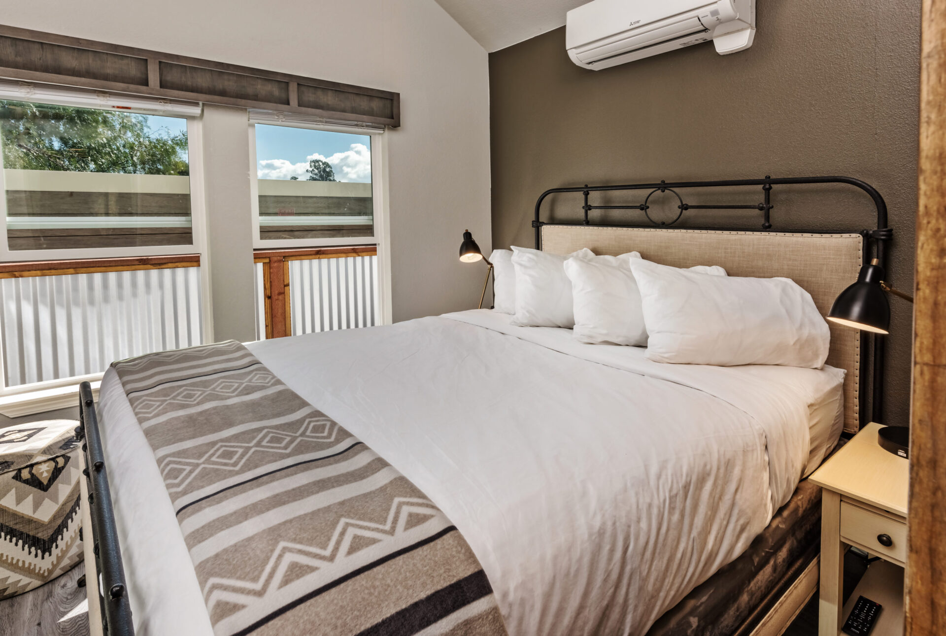 flying-flags-buellton-ca-93427-ranch-bedroom